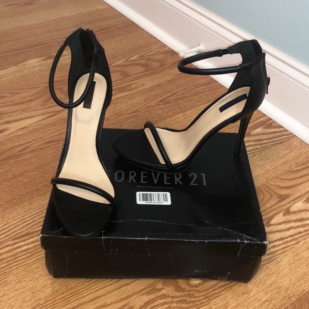 NWT black faux leather heel sandal